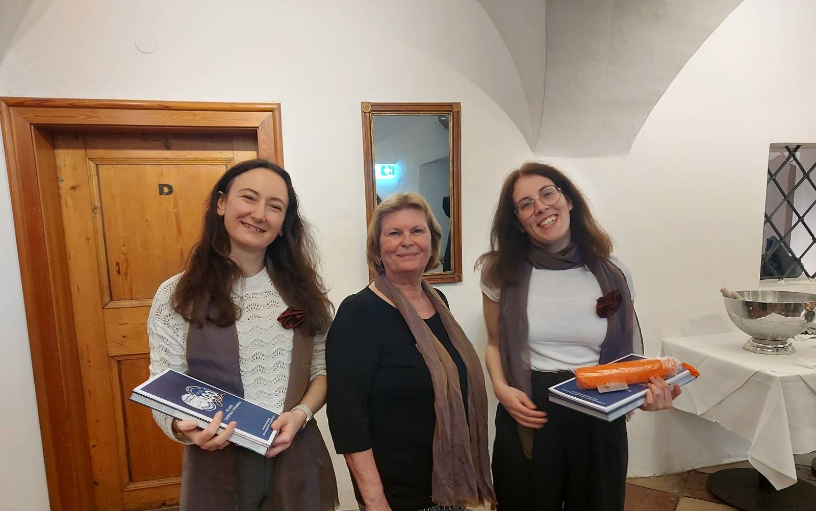 Laura Hausleithner (li.) und Teresa Haslehner mit Präsidentin Heidi Höllermeier